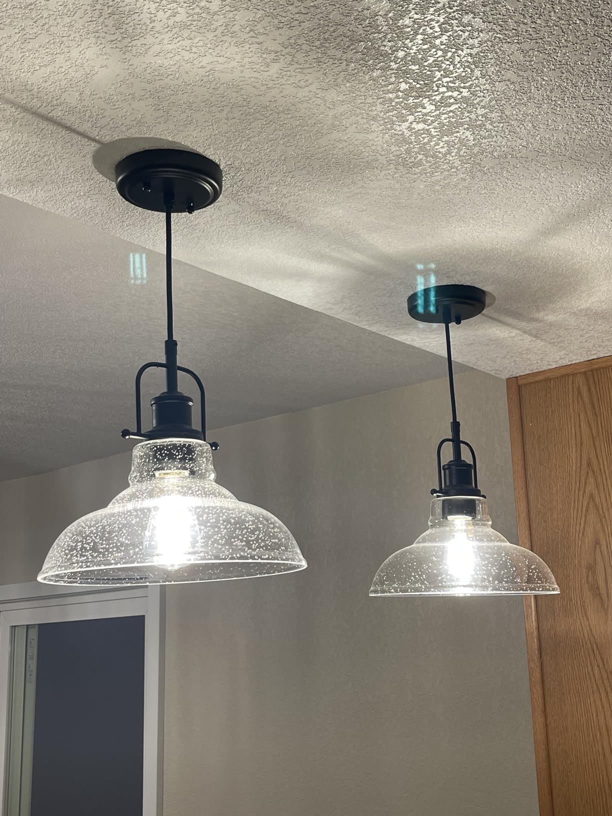 Zlepmlla Glass Pendant Light，Black Pendant Light Fixtures with Seeded Glass Shade, Adjustable Height Hanging Lights for Hallway, Kitchen Island, Dinning Room（Bulb not Included） customer photo 1