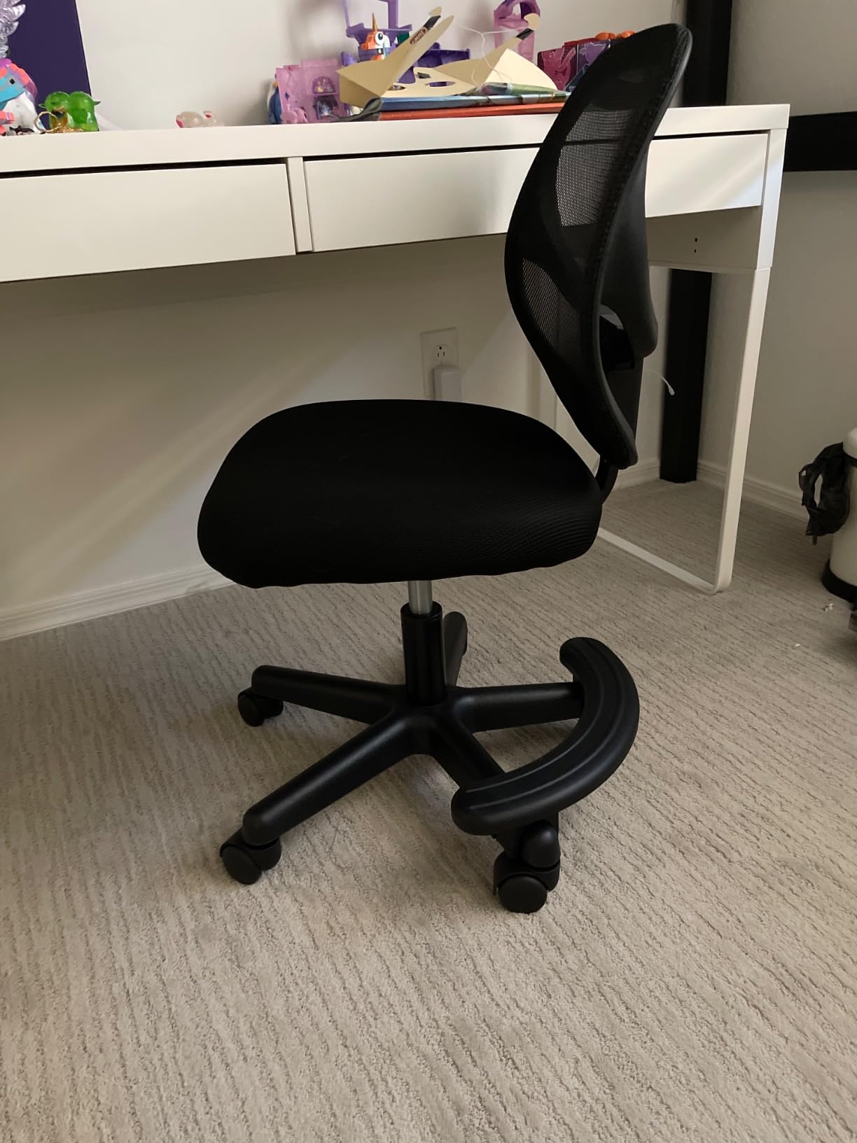 Amazon Basics Kids Adjustable Height Mesh Low-Back Swivel Desk Chair with Footrest, Rolling Chair with Casters for Smooth Mobility, Black customer photo 1