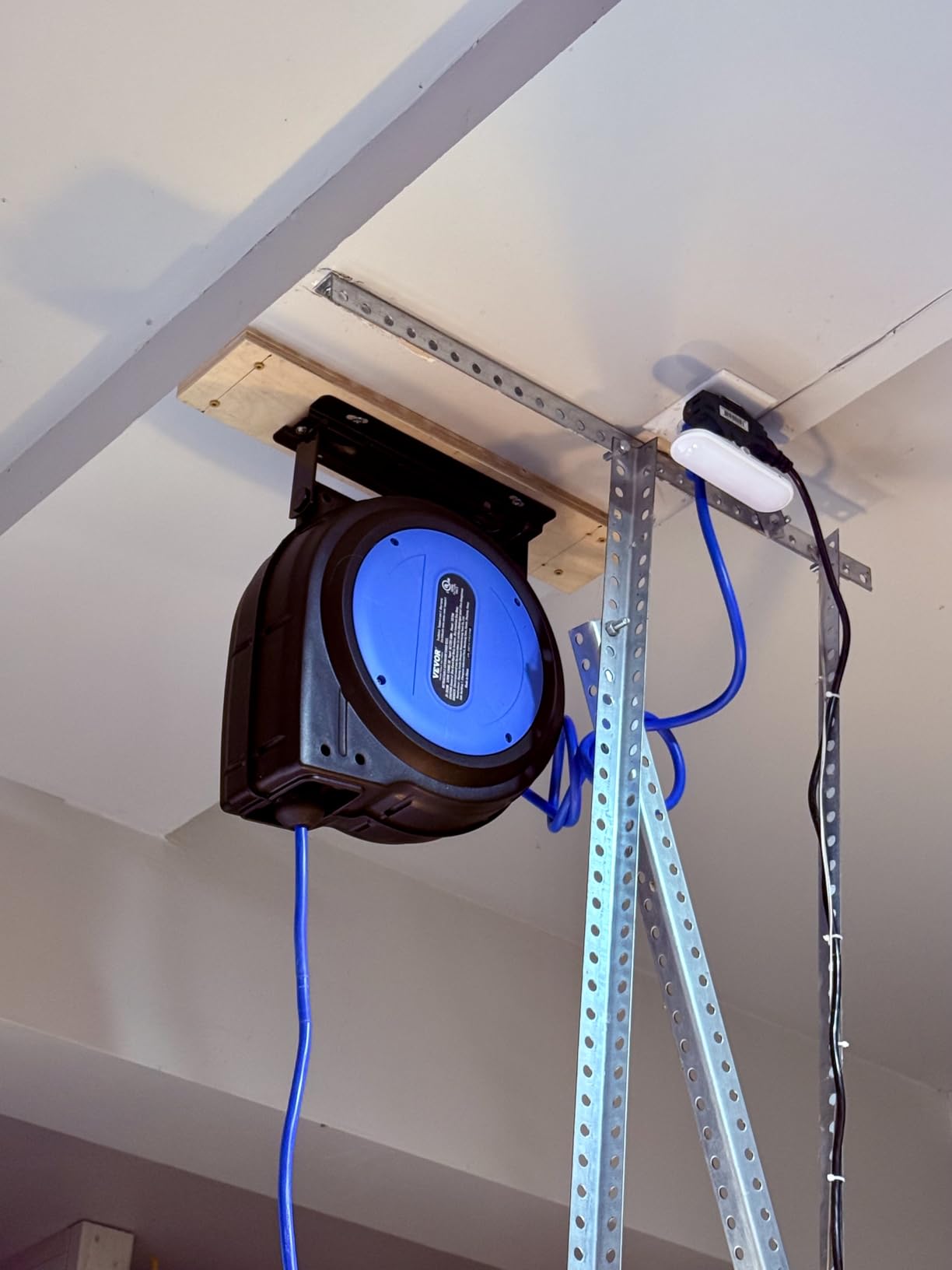 VEVOR 65FT Retractable Extension Cord Reel, Heavy Duty 12AWG/3C SJTOW Cord customer photo 1