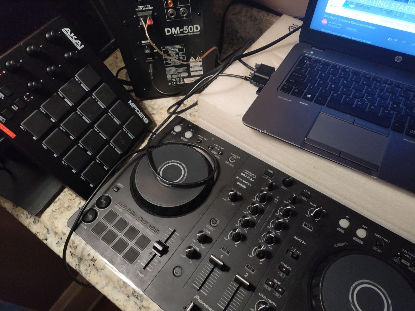 Pioneer DJ DDJ-FLX4 2-Channel DJ Controller, 16 Pads, Graphite customer photo 2