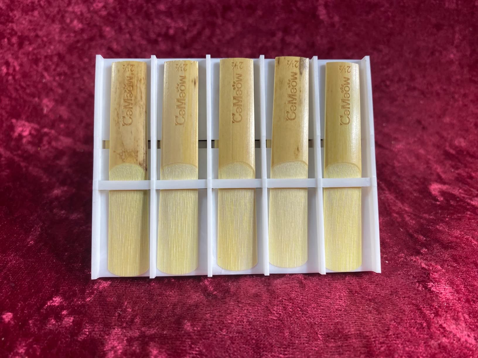 Clarinet Reeds 2.5, CeMeow Traditional Reeds for Clarinet Beginner 10Pack with Plastic Box, Thinner Reed Tip Advanced Cutting Technology for Clarinet Beginner and Player customer photo 1