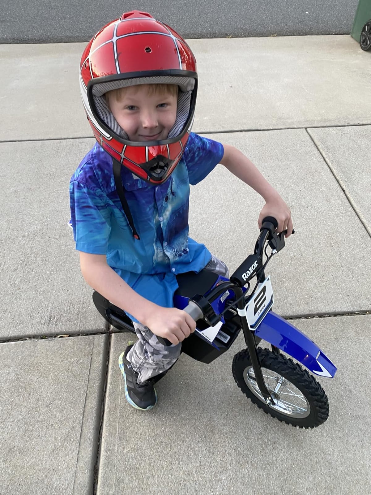Razor MX125 Dirt Rocket Electric-Powered Bike with Authentic Motocross Geometry, Rear-Wheel Drive,100-watt, high-Torque, Chain-Driven Motor, for Kids 7+, Blue | Iconic Wheeled Ride-On For Kids Age 5+ | Hi/Lo Speed Safety Switch | 100W/12V Motor | Up To 8 MPH, 40 Mins; 78 Lbs customer photo 1