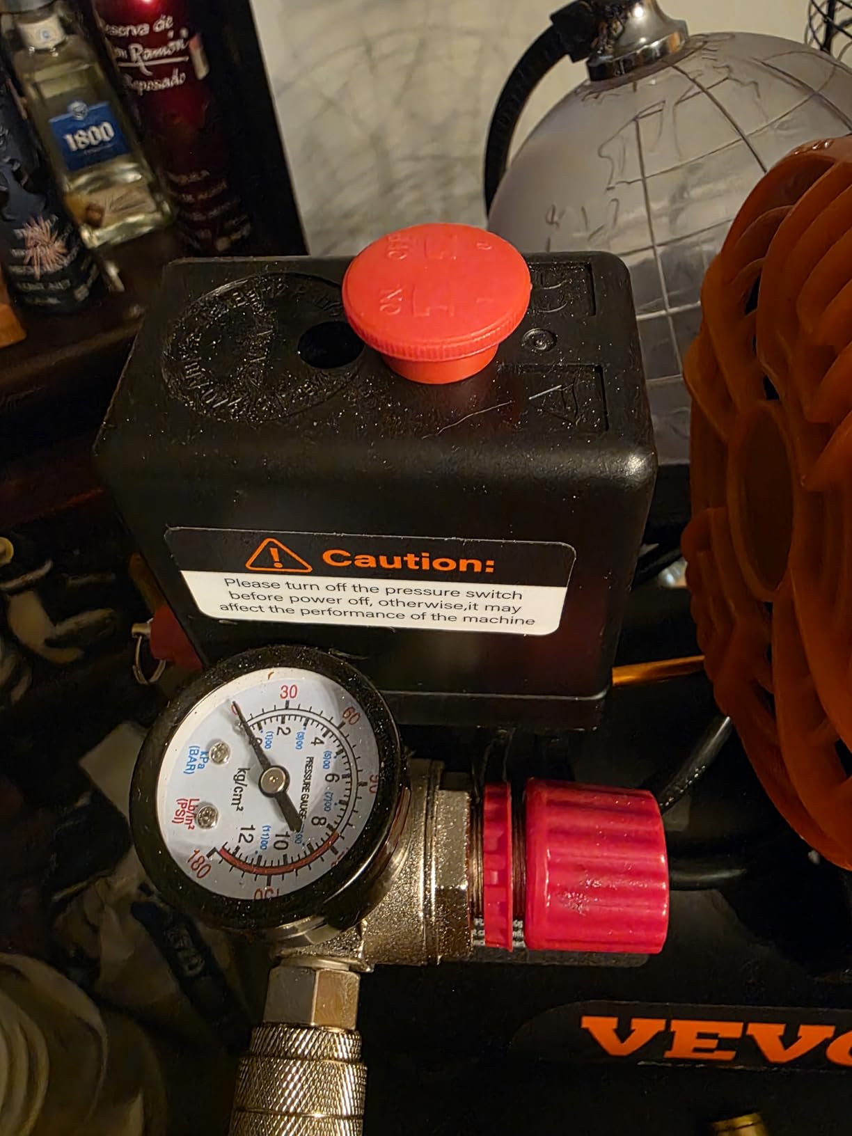 VEVOR 2.1 Gallon Air Compressor, 1.2HP 2.2 CFM@90PSI Air Compressors with Max. 116PSI Pressure, Oil Free Compressor Tank for Auto Repair, Tire Inflation, Spray Painting, Woodwork Nailing customer photo 1