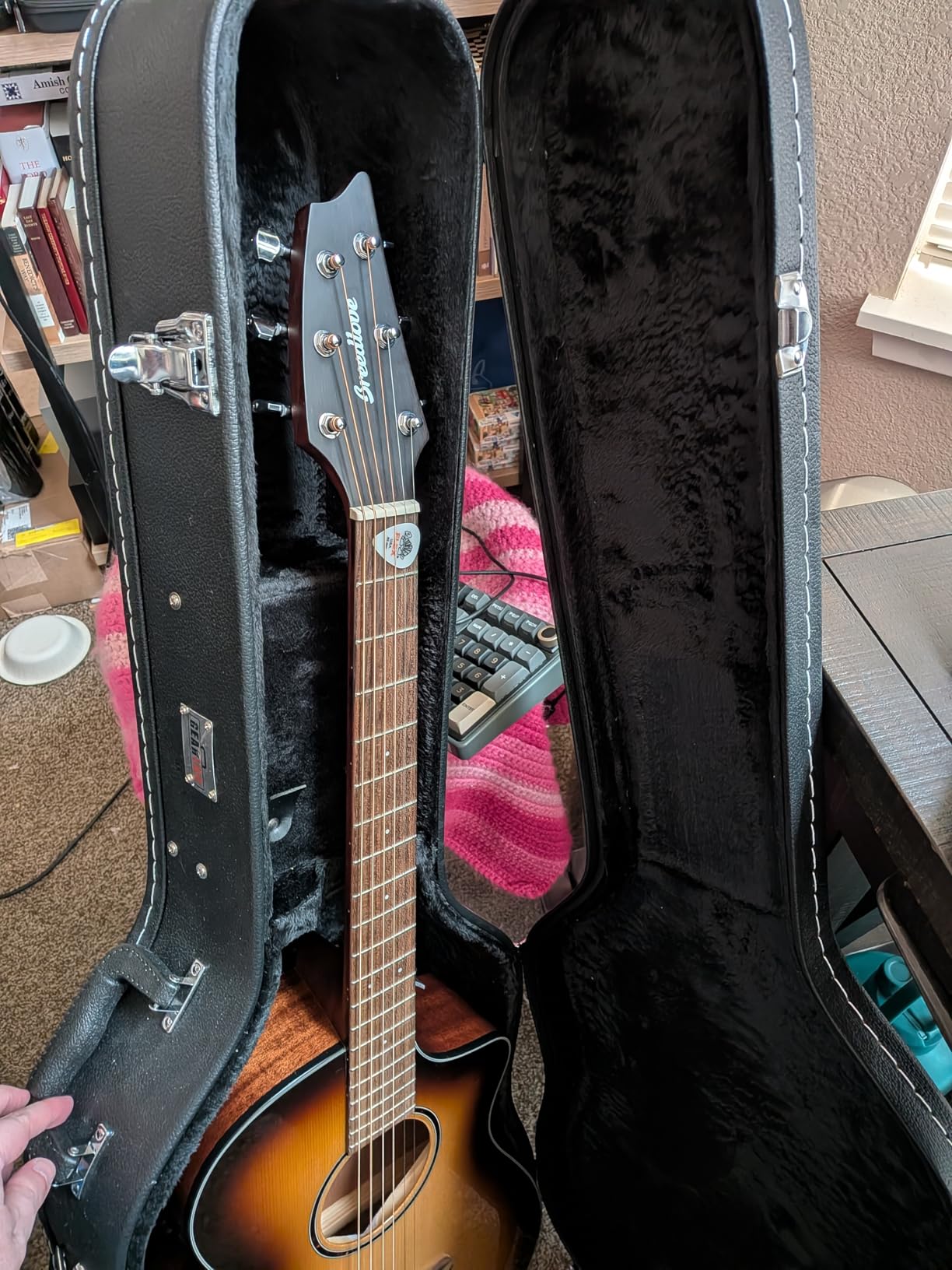 Gearlux Dreadnought Acoustic Guitar Hardshell Case with Accessory Compartment - Black customer photo 2