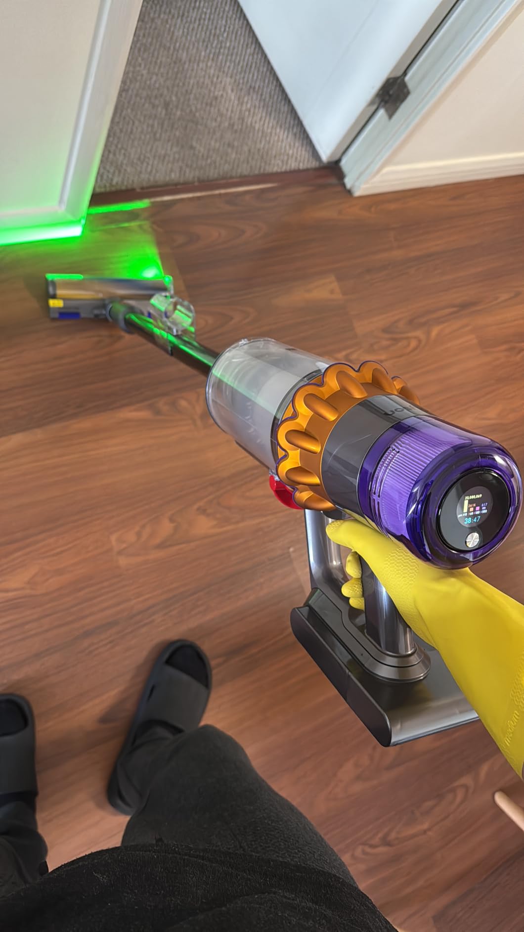 Dyson V15 Detect Plus Cordless Vacuum, Illumination Reveals dust, 240AW, 3 Power Modes, Up to 60 Minutes,² Deep Cleans Hard Floors and Carpets, Detangles pet Hair, Converts to Handheld customer photo 1
