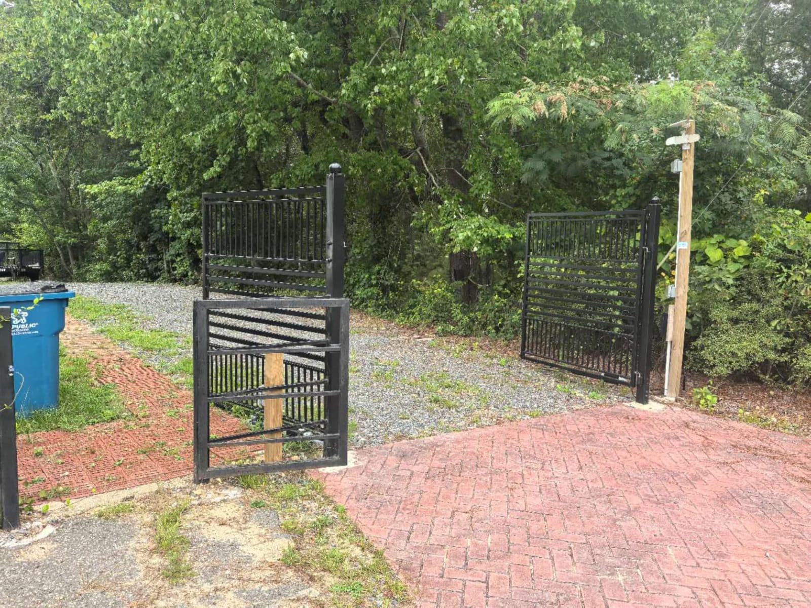 ALEKO Dual Swing Driveway Gate with Opener Kit (18x6 Venice) DG18VEND customer photo 1