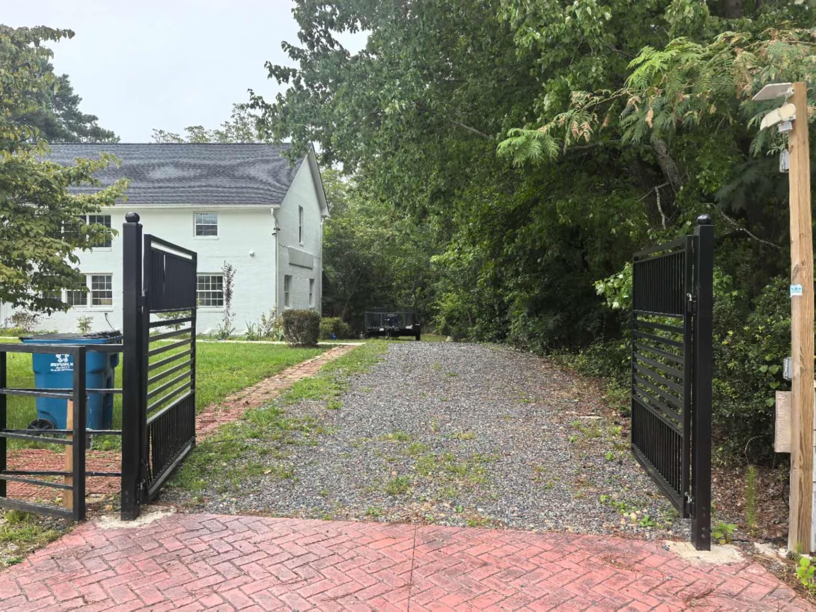 ALEKO Dual Swing Driveway Gate with Opener Kit (18x6 Venice) DG18VEND customer photo 2