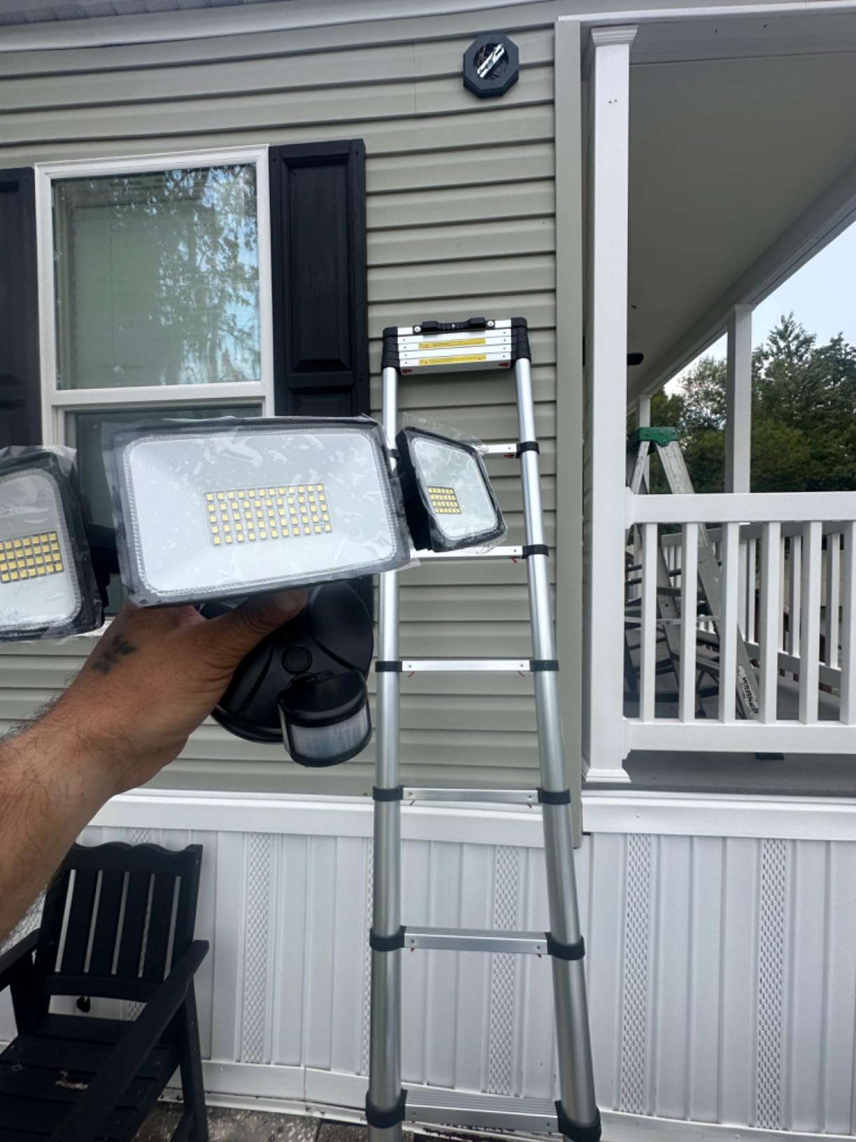 VEVOR Telescoping Ladder 10.5 FT Aluminum Extension Ladder（375 LBS Capacity, One-Button Retraction, Collapsible & Portable with Non-Slip Feet for Home, RV, Loft, ANSI Listed） customer photo 1