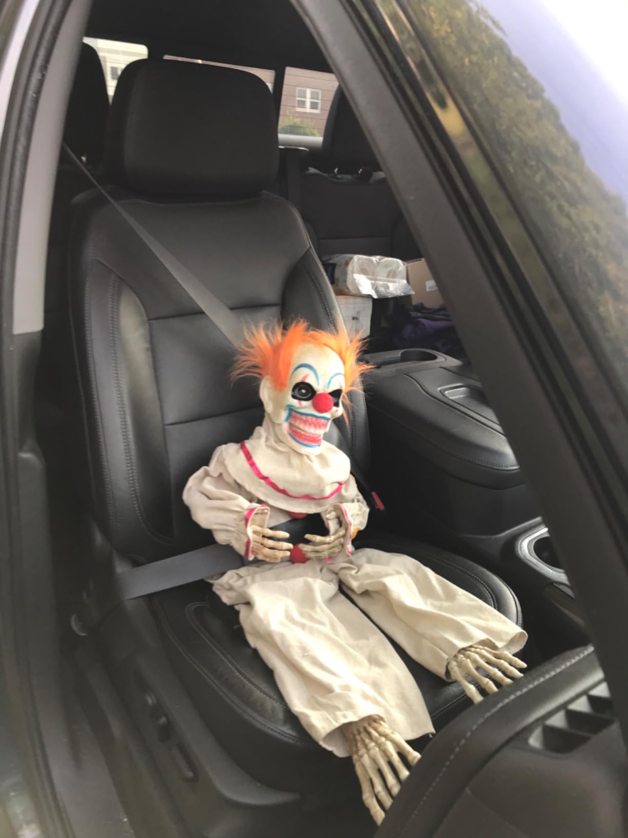 Halloween Animatronic Sitting Clown, Halloween Animated Decorations with Sound Activated, Creepy Sound, Light Up Eyes, Scary Move, Haunted House Holiday Spooky Decor Horror Prop, for Indoor Outdoor customer photo 2