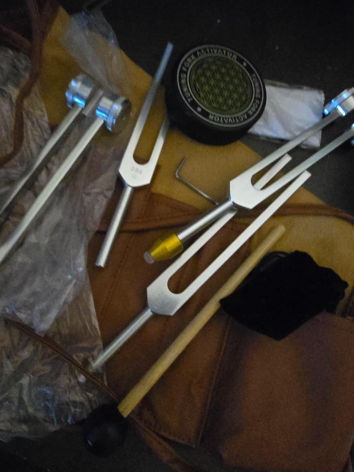 Tuning Forks For Healing Set, Weighted & Unweighted Tuning Fork 128Hz, 136.1Hz, 256Hz, 384Hz, Lead-Free Aluminum Alloy, Non-Magnetic, Hockey Puck Activator & Feet, Vegan Leather Pouch customer photo 2