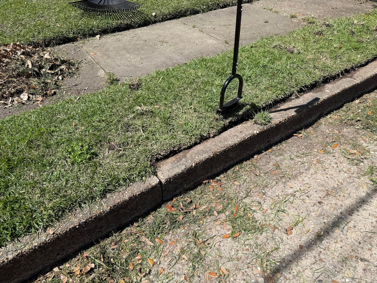 Edger Lawn Tool 41in Border Edger with Tempered Spring Steel Blade | Long Rubber Handle Wide Footplate Rustproof Manganese Steel Half Moon Edger for Garden Maintenance customer photo 1