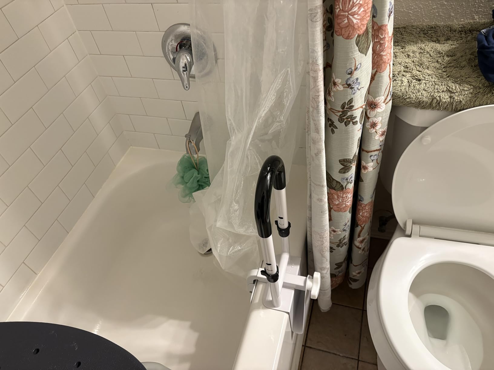 Adjustable Bathtub Safety Rail, Bathtub Handle Grab Bar with Non-Slip Grip for Seniors, Elderly, Fits 3.1 to 6.7 Inch Tub Walls, Supports 300 lbs customer photo 2