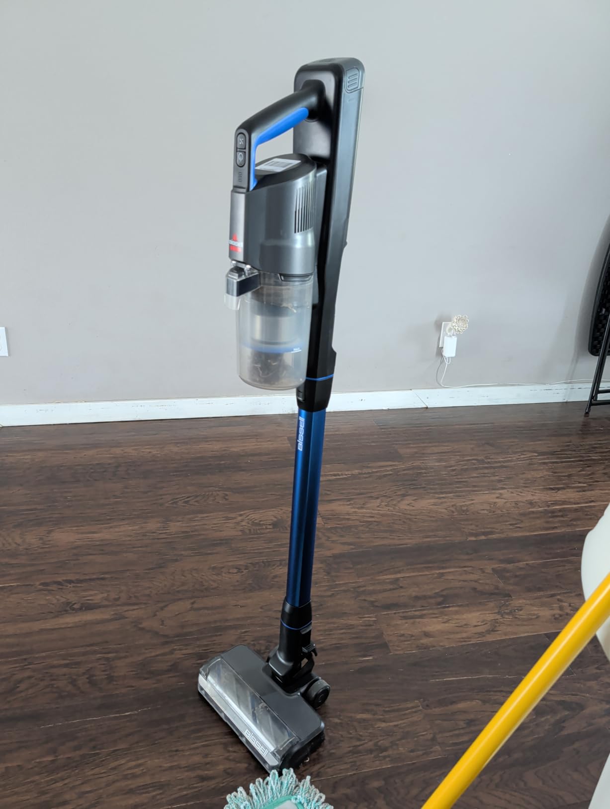 Bissell PowerClean FurFinder 200W Self-Standing Cordless Vacuum, 4052 customer photo 2
