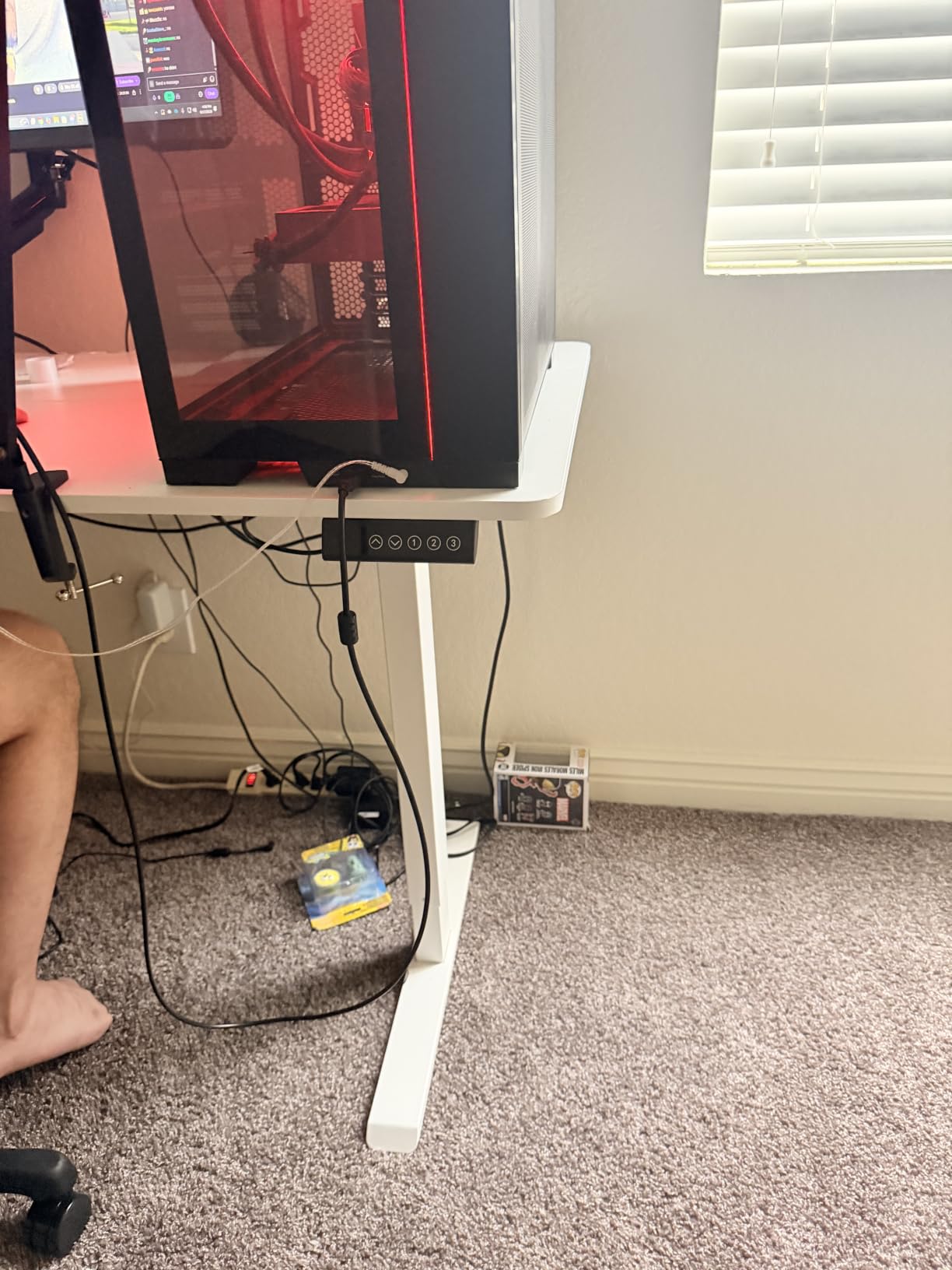 Veken 55 Inch Large Electric Standing Desk, Gaming Table, White customer photo 1