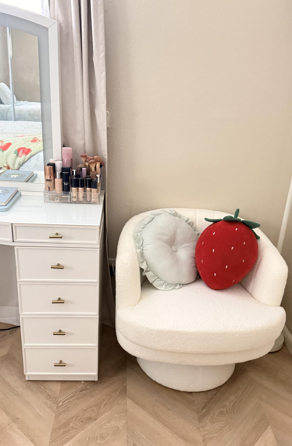 CANMOV Swivel Accent Chair with Armrest, Modern 360 Degree Swivel Barrel Chair with Curve Back and Soft Cushion,Comfy Round Sherpa Teddy Armchair Single Sofa for Living Room,Bedroom,Waiting Room,Beige customer photo 1