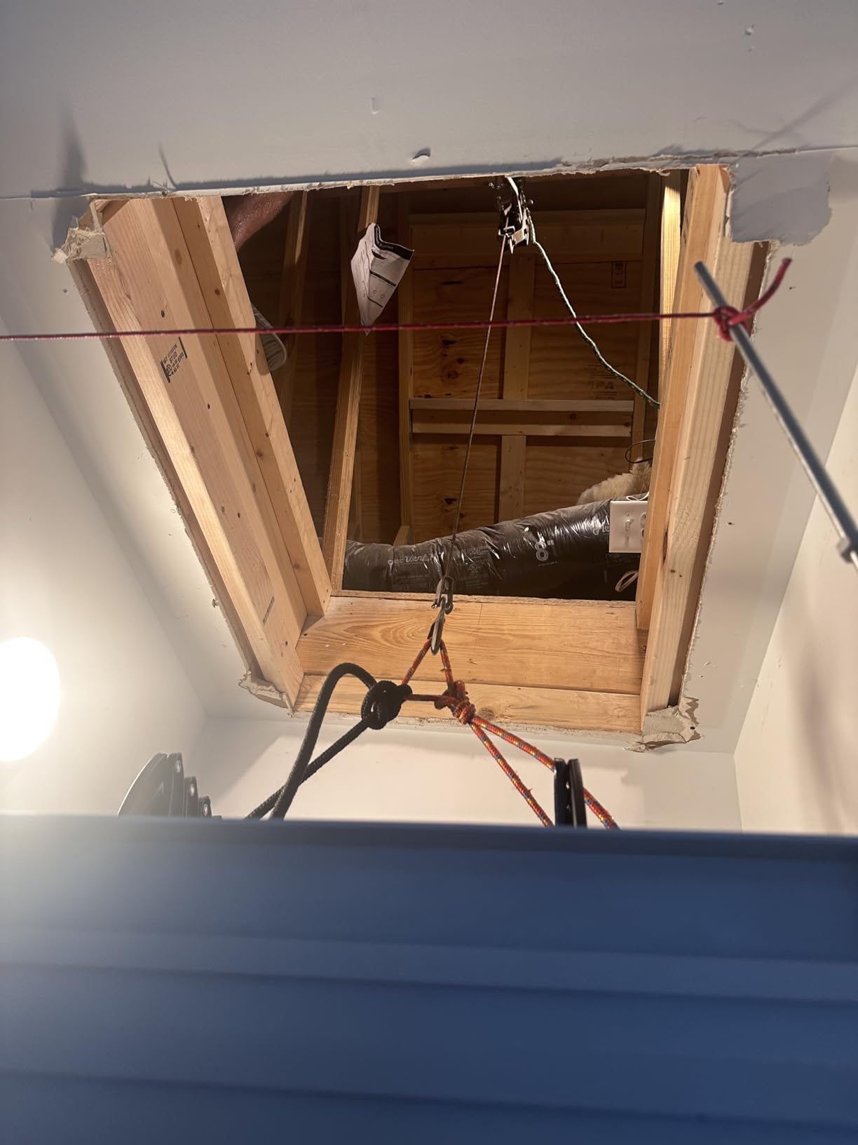 VEVOR Attic Ladder, 660LBS/299.4KG Capacity, Fits 8.5 to 9.4 ft Ceiling Height and 39.4 x 27.5 inch Opening Size, Alloy Steel Pull-Down Retractable Ceiling Stair with Pulling Rod for Attic Loft Roof customer photo 1