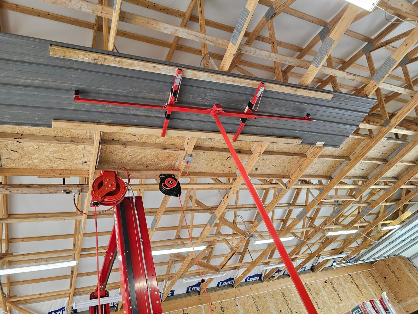 VEVOR 11ft Drywall Lift, Heavy-Duty 150 lbs Sheetrock Hoist with Adjustable Telescoping Arm, Lockable Wheels, Drywall Lifter Panel Jack Hoist Tools Ideal for Ceiling & Wall Installation (Yellow) customer photo 1