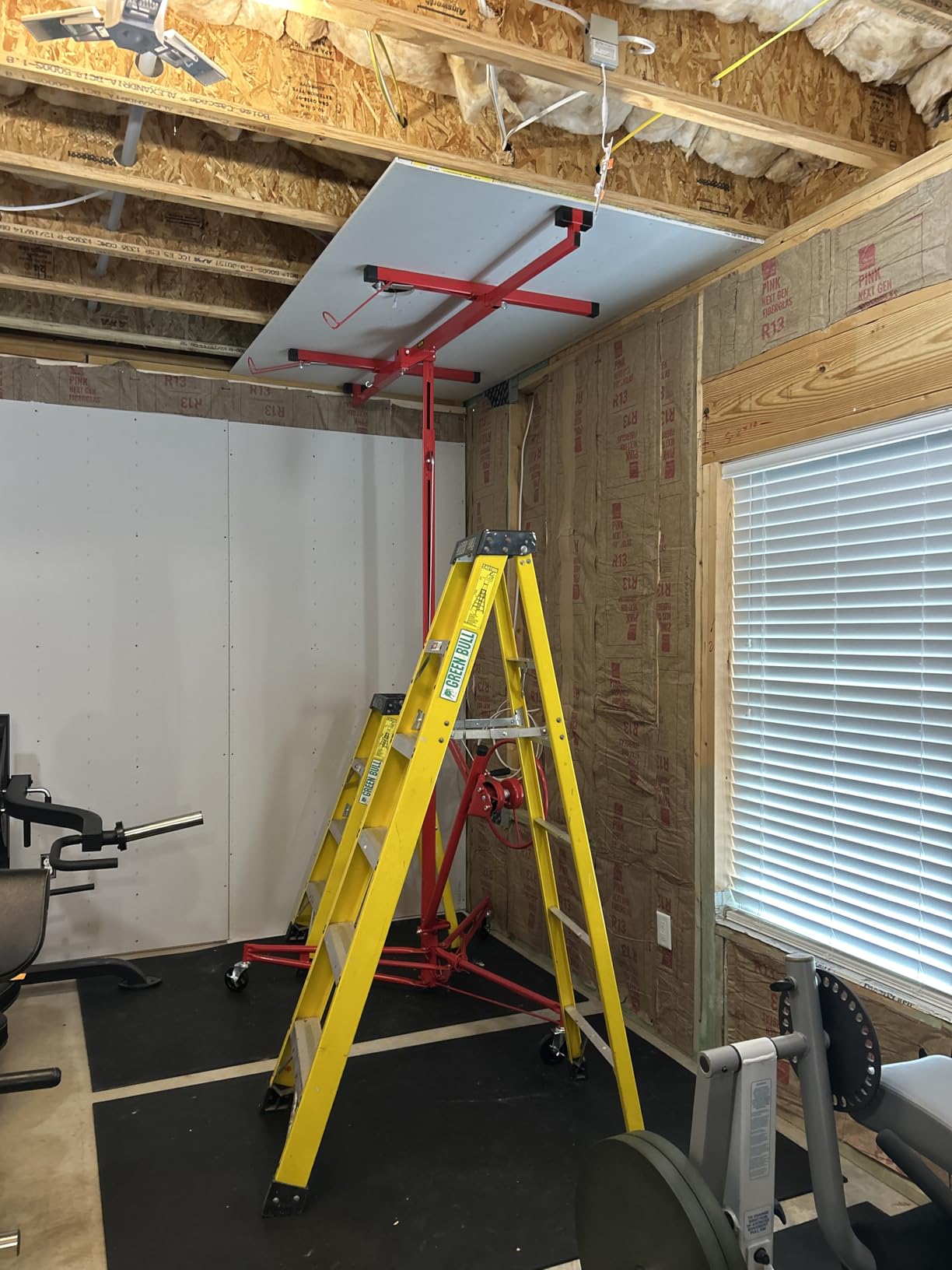 VEVOR 11ft Drywall Lift, Heavy-Duty 150 lbs Sheetrock Hoist with Adjustable Telescoping Arm, Lockable Wheels, Drywall Lifter Panel Jack Hoist Tools Ideal for Ceiling & Wall Installation (Yellow) customer photo 2