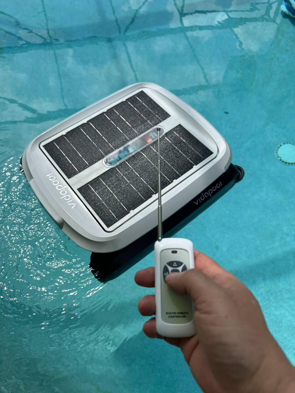Solar Pool Skimmer Robot, Automatic Pool Surface Skimmer Cleaner, Dual Mode Solar Powered Pool Skimmer with Obstacle Avoidance, Day & Night Cleaning for All Swimming Pools-White customer photo 2