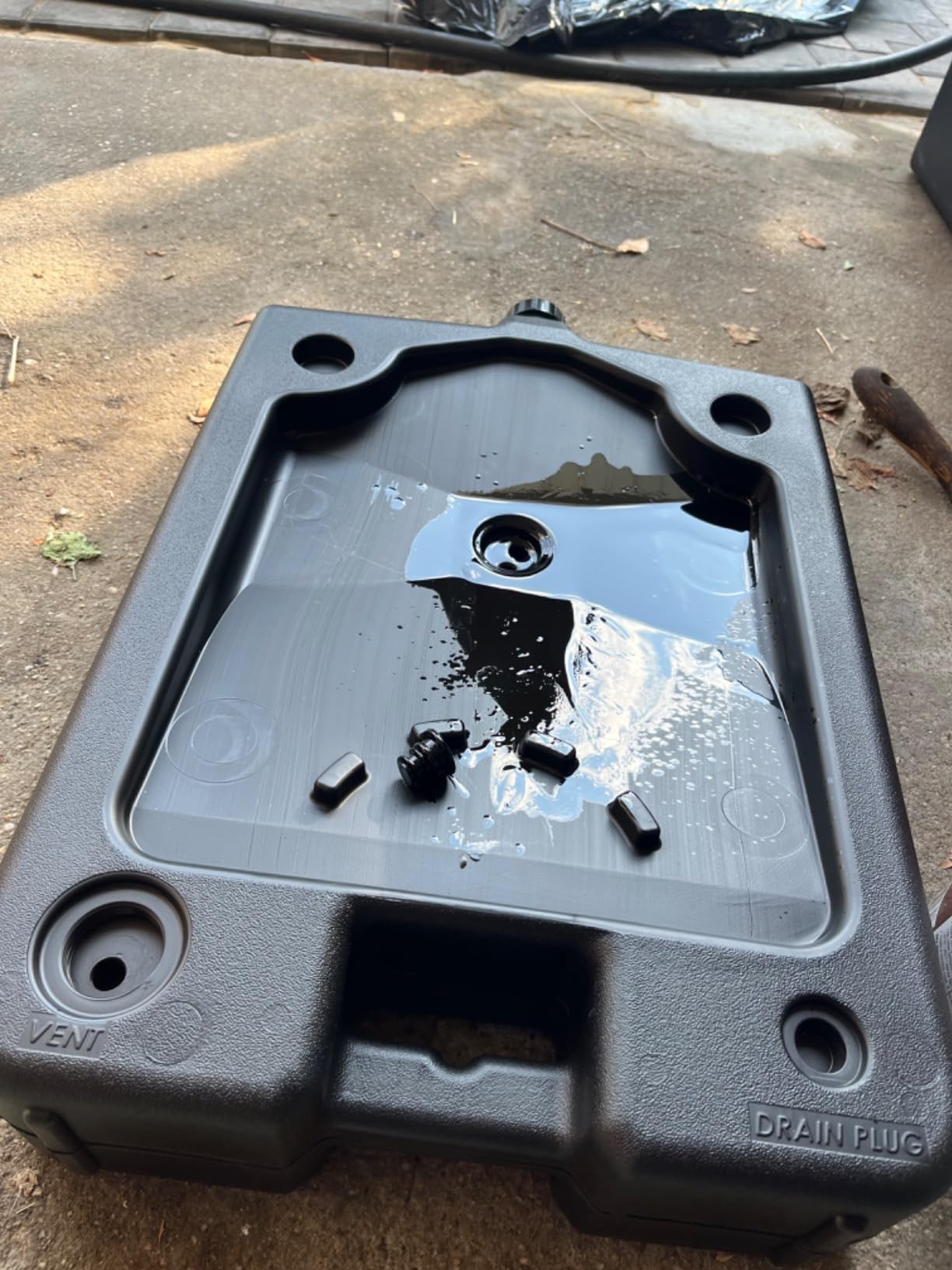 CHAPIN 48004 16-Quart Oil Drain Pan, Splash-Free Design for Clean Changes customer photo 2